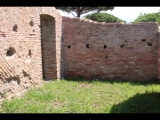 00599 ostia - regio v - insula xii - horrea (v,xii,2) - taberna ii - ri hinterer raum von westen.jpg